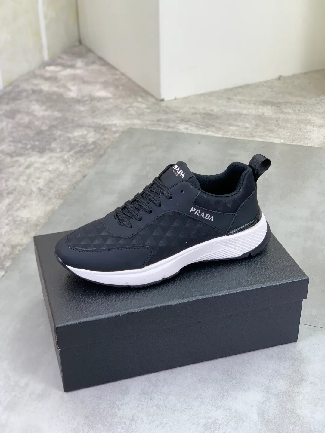 Men's shoes 💰P460💰 [New style] The official website classic popular model is on the market, and it will never go out of style for a century. 🆘 The trendy brand (Prada) mainly promotes popular models, avant-garde and versatile fashionable men's shoes private version molding, cowhide surface splicing 1:1 oil edge treatment... fashionable and simple, original imported cowhide and lining cowhide feet; the atmosphere and personality are more fashionable, eye-catching and pursuing class. It will subvert the old idea and be a must-have for fashion trendsetters with you! Must keep it for yourself! High-end comfort, high-end quality workmanship. Code number: 38-44 (45 customized) 2️⃣ colors available. full package